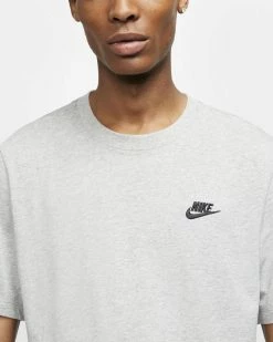 Nike Sportswear Club Gris Clair Tee-shirt Pour Homme -Magasin De Mode ar4997 064 phsym 01 1