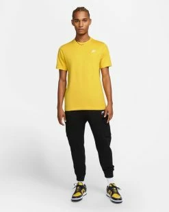 Nike Sportswear Club Jaune & Blanc Tee-shirt Pour Homme -Magasin De Mode ar4997 709 t shirt nike sportswear club jaune homme ar4997 709 04