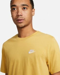 Nike Sportswear Club Or & Blanc Tee-shirt Pour Homme -Magasin De Mode ar4997 725 tee shirt nike sportswear club homme ar49976 725 03