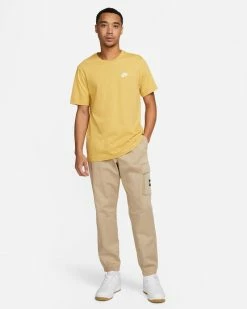 Nike Sportswear Club Or & Blanc Tee-shirt Pour Homme -Magasin De Mode ar4997 725 tee shirt nike sportswear club homme ar49976 725 04