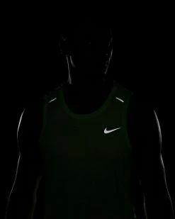 Nike Dri-FIT Miler Vert Haut De Running Sans Manches Pour Homme -Magasin De Mode cu5982 358 haut de running sans manches miler pour homme cu5982 358 06