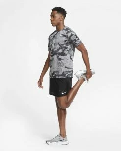 Nike Dri-FIT Gris Foncé Tee-shirt Pour Homme 13 Nike Dri-FIT Gris Foncé Tee-shirt Pour Homme -Magasin De Mode cu8477 084 t shirt entrainement nike dri fit gris camouflage homme cu8477 084 03 1