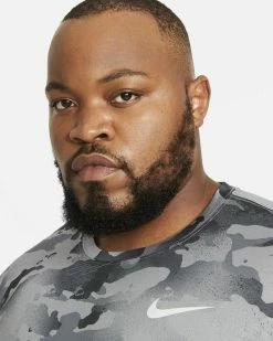 Nike Dri-FIT Gris Foncé Tee-shirt Pour Homme 18 Nike Dri-FIT Gris Foncé Tee-shirt Pour Homme -Magasin De Mode cu8477 084 t shirt entrainement nike dri fit gris camouflage homme cu8477 084 08 1