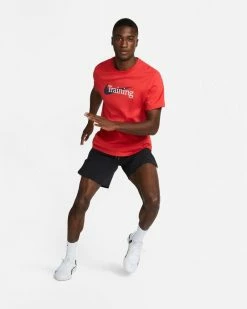 Nike Dri-FIT Rouge Tee-shirt De Training Pour Homme -Magasin De Mode cz7989 657 t shirt de training swoosh dri fit pour homme cz7989 657 04