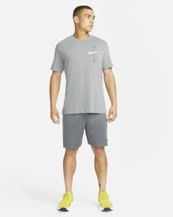 Nike Dri-FIT Gris Short De Training Pour Homme -Magasin De Mode dd1887 068 short de training nike dri fit pour homme dd1887 068 06