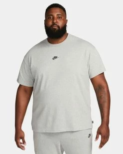 Nike Sportswear Premium Essentials Gris Tee-shirt Pour Homme 17 Nike Sportswear Premium Essentials Gris Tee-shirt Pour Homme -Magasin De Mode do7392 063 tee shirt nike sportswear essentials homme do7392 063 01 1