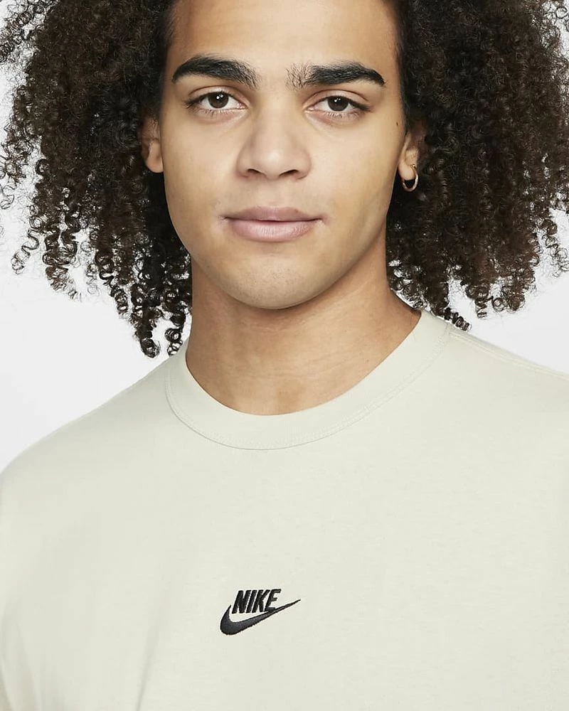 Nike Sportswear Premium Essentials Marron Tee-shirt Pour Homme 3 Nike Sportswear Premium Essentials Marron Tee-shirt Pour Homme – Image 3