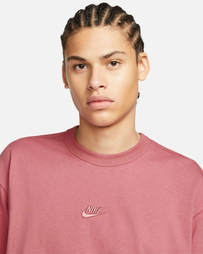 Nike Sportswear Premium Essentials Rose Tee-shirt Pour Homme 2 Nike Sportswear Premium Essentials Rose Tee-shirt Pour Homme – Image 2