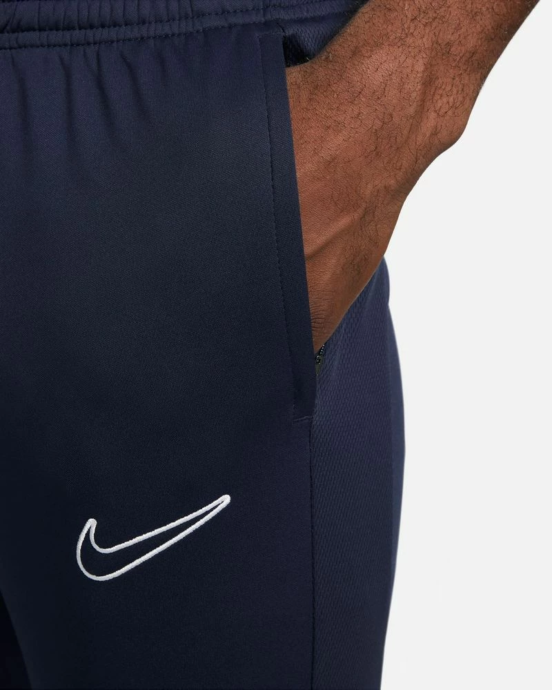 Nike Academy 23 Bleu Marine Pantalon De Survêtement Pour Homme 4 Nike Academy 23 Bleu Marine Pantalon De Survêtement Pour Homme – Image 4