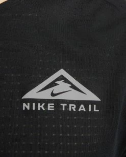 Nike Dri-FIT Trail Solar Chase Noir Tee-shirt De Trail Pour Homme -Magasin De Mode dv9305 010 tee shirt nike dri fit trail solar chase pour homme dv9305 010 04 1