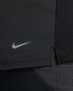 Nike Dri-FIT Trail Solar Chase Noir Tee-shirt De Trail Pour Homme -Magasin De Mode dv9305 010 tee shirt nike dri fit trail solar chase pour homme dv9305 010 05 1