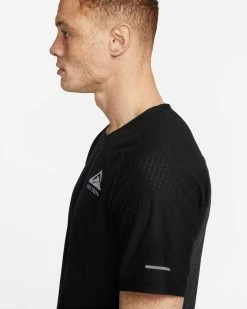 Nike Dri-FIT Trail Solar Chase Noir Tee-shirt De Trail Pour Homme -Magasin De Mode dv9305 010 tee shirt nike dri fit trail solar chase pour homme dv9305 010 07 1