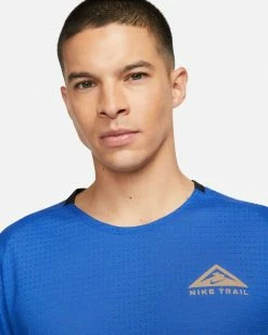 Nike Dri-FIT Trail Solar Chase Bleu Tee-shirt De Trail Pour Homme -Magasin De Mode dv9305 405 tee shirt nike dri fit trail solar chase pour homme dv9305 405 03