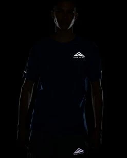 Nike Dri-FIT Trail Solar Chase Bleu Tee-shirt De Trail Pour Homme -Magasin De Mode dv9305 405 tee shirt nike dri fit trail solar chase pour homme dv9305 405 08