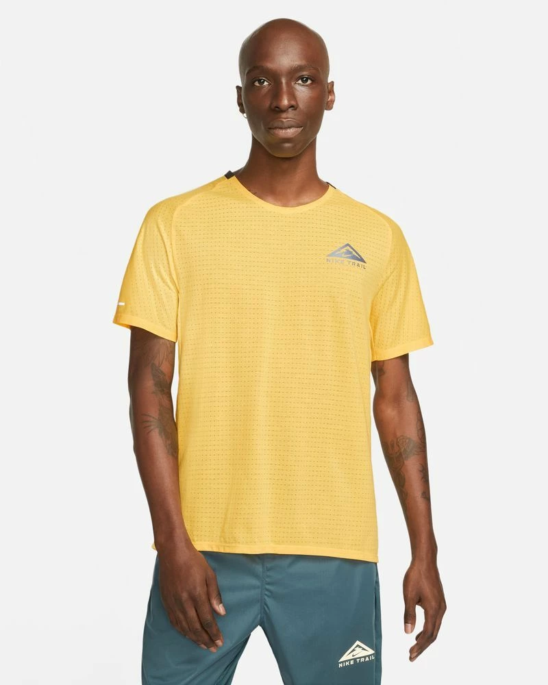 Nike Dri-FIT Trail Solar Chase Jaune Tee-shirt De Trail Pour Homme 2 Nike Dri-FIT Trail Solar Chase Jaune Tee-shirt De Trail Pour Homme – Image 2