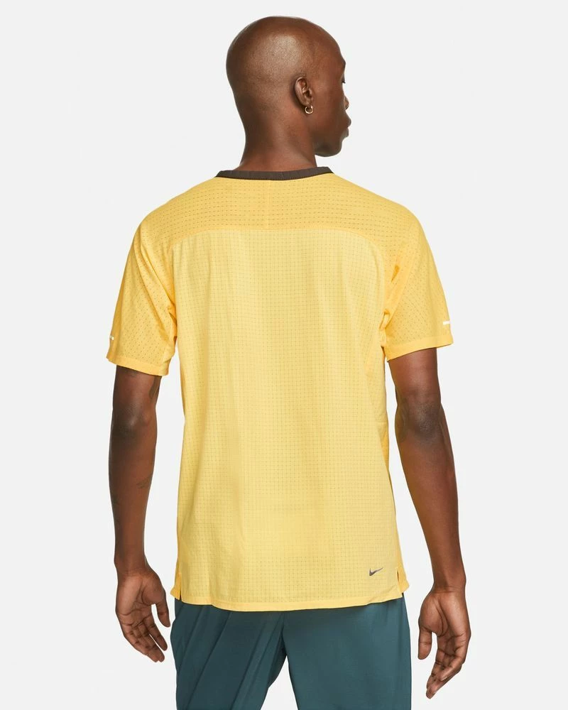 Nike Dri-FIT Trail Solar Chase Jaune Tee-shirt De Trail Pour Homme 4 Nike Dri-FIT Trail Solar Chase Jaune Tee-shirt De Trail Pour Homme – Image 4