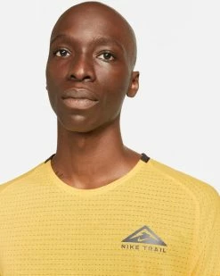 Nike Dri-FIT Trail Solar Chase Jaune Tee-shirt De Trail Pour Homme 14 Nike Dri-FIT Trail Solar Chase Jaune Tee-shirt De Trail Pour Homme -Magasin De Mode dv9305 848 tee shirt nike dri fit trail solar chase pour homme dv9305 848 03