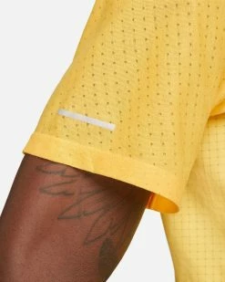 Nike Dri-FIT Trail Solar Chase Jaune Tee-shirt De Trail Pour Homme 16 Nike Dri-FIT Trail Solar Chase Jaune Tee-shirt De Trail Pour Homme -Magasin De Mode dv9305 848 tee shirt nike dri fit trail solar chase pour homme dv9305 848 04