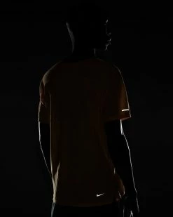 Nike Dri-FIT Trail Solar Chase Jaune Tee-shirt De Trail Pour Homme 15 Nike Dri-FIT Trail Solar Chase Jaune Tee-shirt De Trail Pour Homme -Magasin De Mode dv9305 848 tee shirt nike dri fit trail solar chase pour homme dv9305 848 09