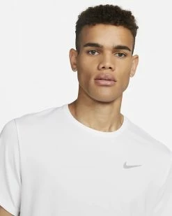 Nike Dri-Fit UV Miler Blanc Tee-shirt De Running Pour Homme 8 Nike Dri-Fit UV Miler Blanc Tee-shirt De Running Pour Homme -Magasin De Mode dv9315 100 t shirt nike dri fit pour homme dv9315 100 03