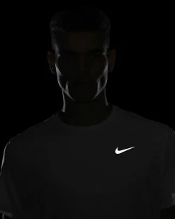 Nike Dri-Fit UV Miler Blanc Tee-shirt De Running Pour Homme 11 Nike Dri-Fit UV Miler Blanc Tee-shirt De Running Pour Homme -Magasin De Mode dv9315 100 t shirt nike dri fit pour homme dv9315 100 06